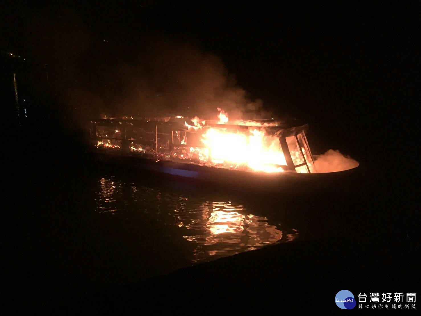 石門水庫下游阿姆坪東岸碼頭發生遊艇遭火吞噬，所幸無人傷亡。(記者陳寶印攝)