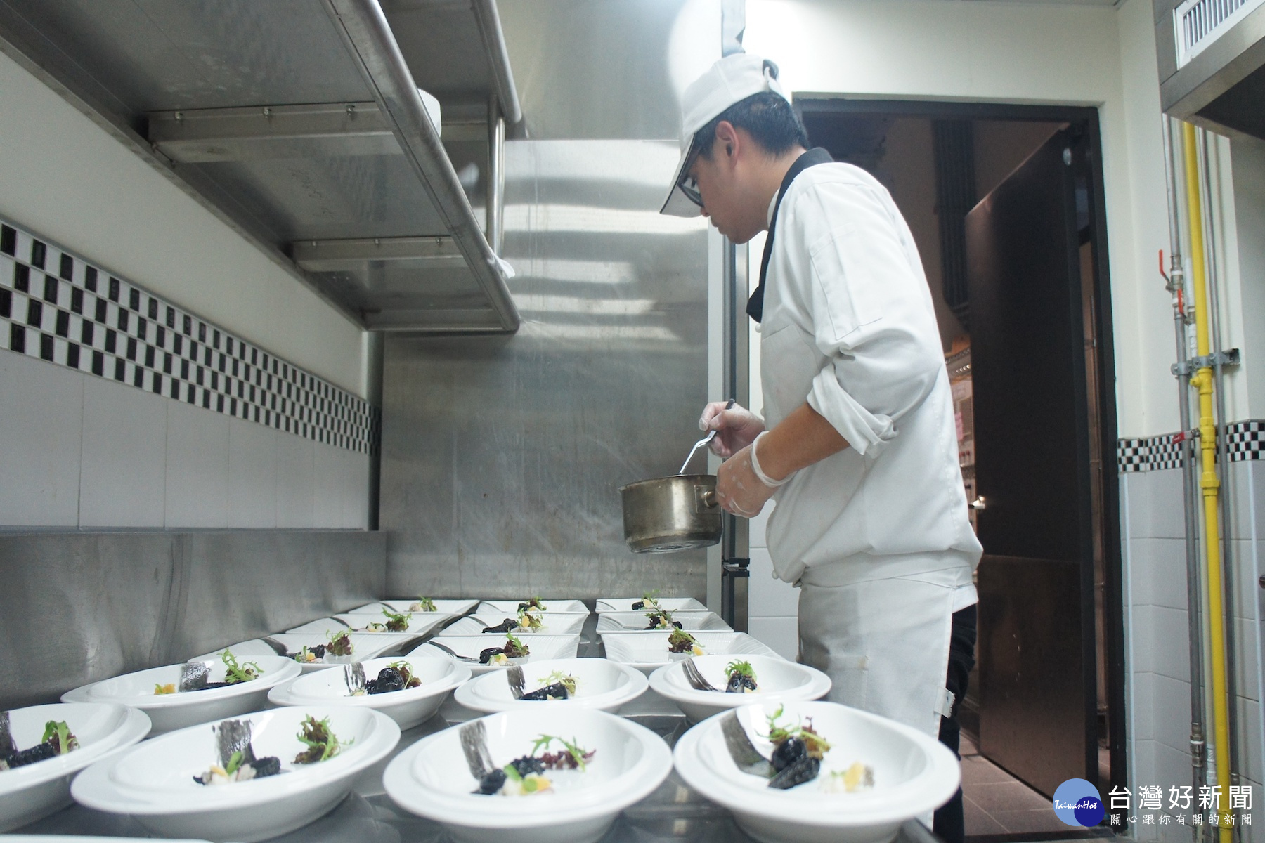 開胃餐點、沙拉由洪唯俊同學 擔任主廚精心為料理擺盤。