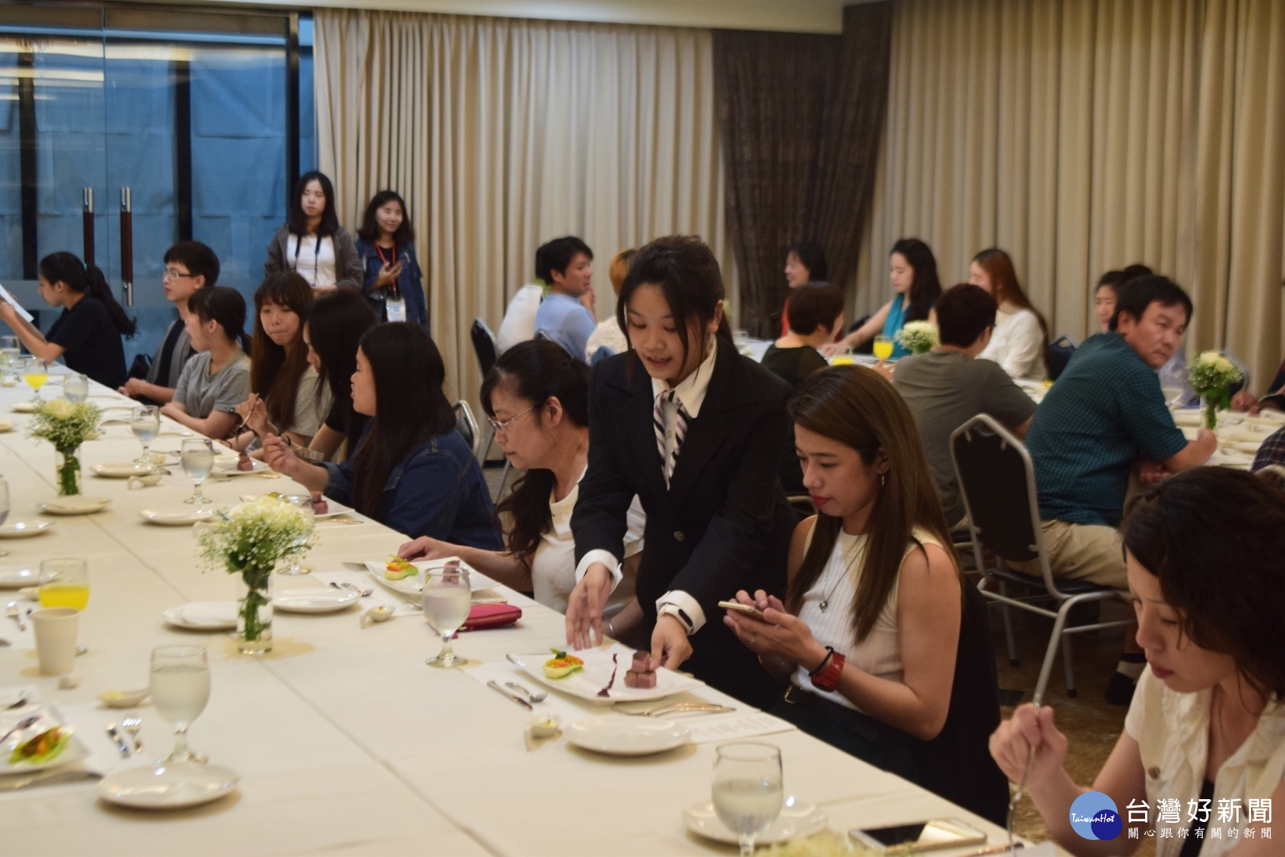 崑山科大餐飲系學生為嘉賓進行桌邊服務。