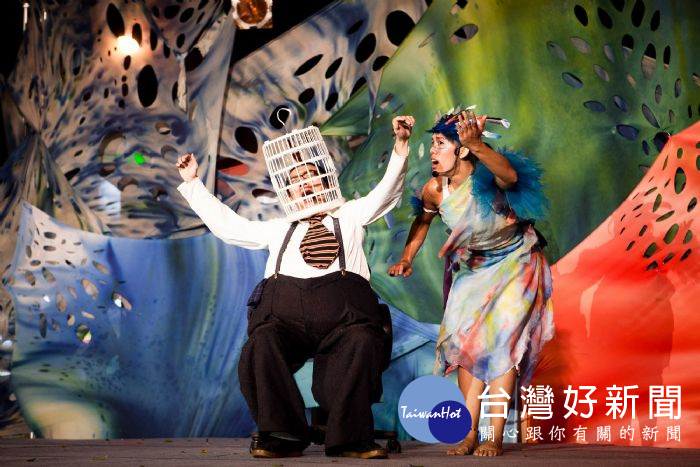 台灣獨樹一格的音樂肢體劇團－身聲劇場，在新屋區范姜祖堂停車場為市民帶來作品《希望之翼》。