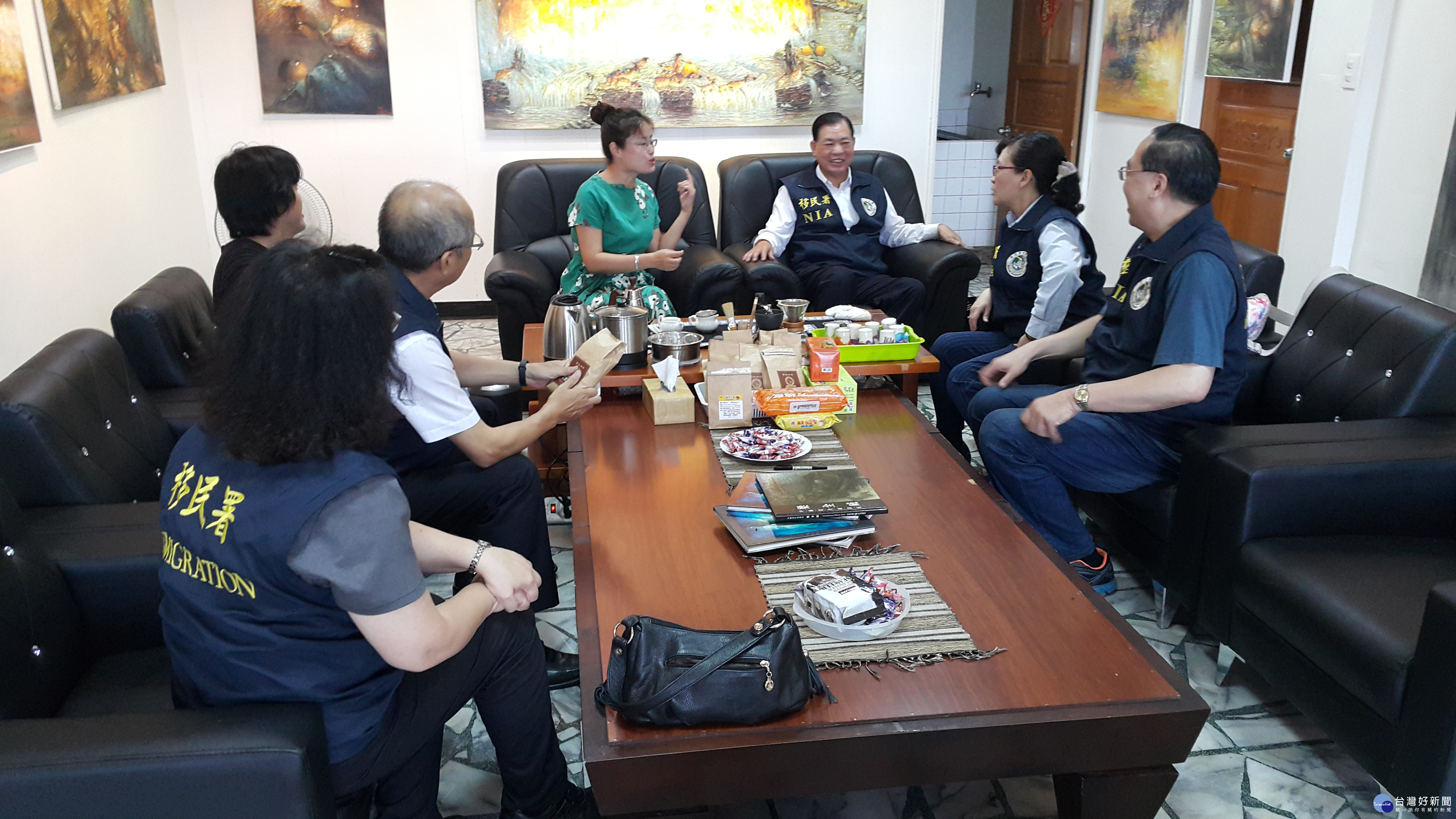 趙二娟向移民署何榮村署長表示,投入電視節目演出和擔任廣播主持,讓她的人生變得更加精彩。