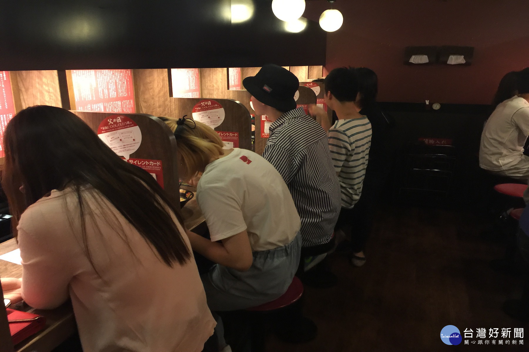 一樓屋台採開放式,是福岡總店特色。二樓是集味區。(圖/記者黃芳祿攝)