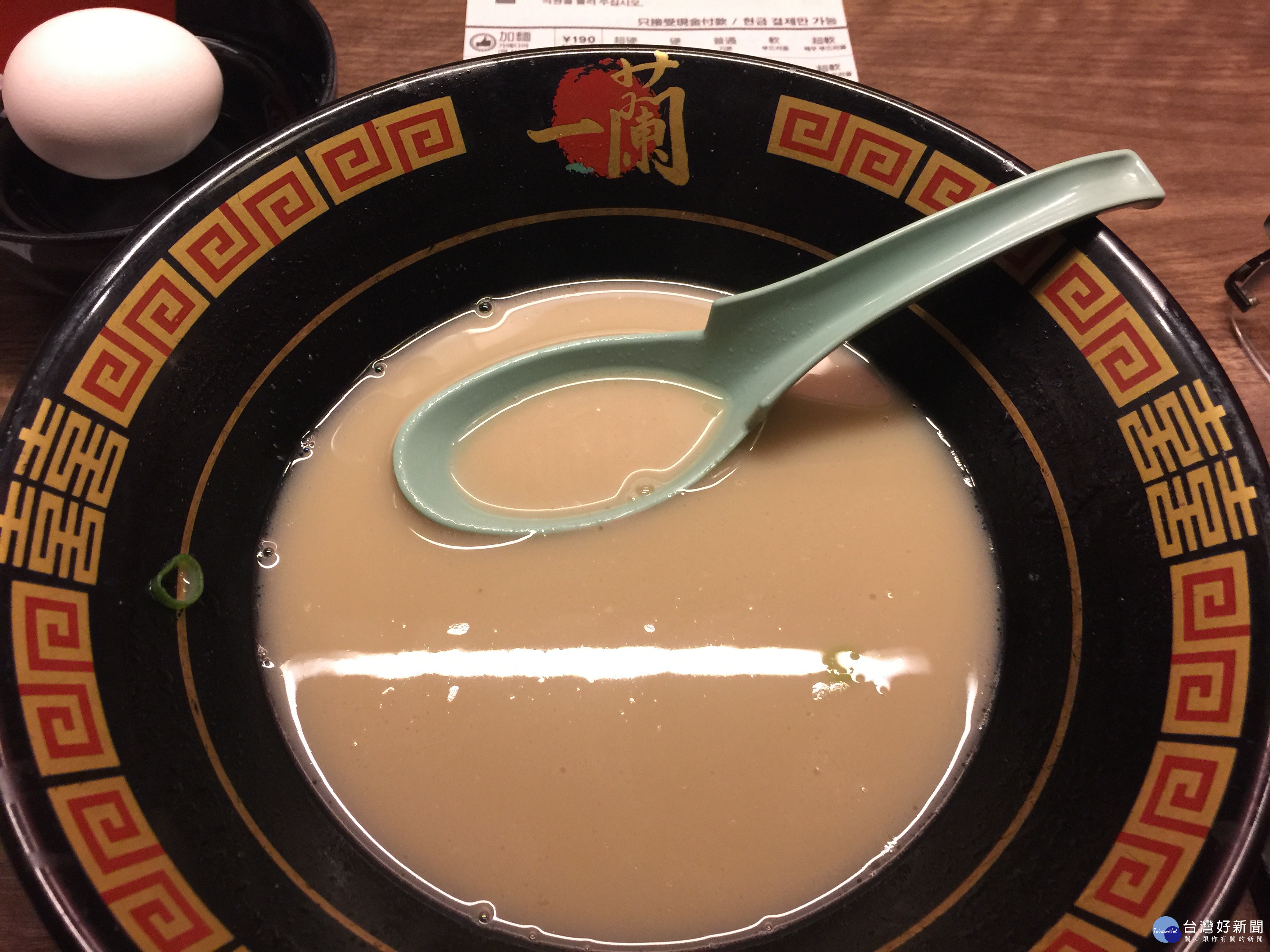 一蘭拉麵強調自然原味,湯汁入味,但高尿酸者還是量力而「喝」。(圖/記者黃芳祿攝)