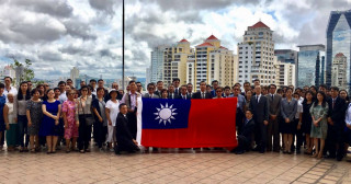 我駐巴拿馬大使館14日降下國旗青天白日旗，在場外交官、大使館員工、僑民都依依不捨、忍不住紅了眼眶。（圖／翻攝自郭篤為臉書）