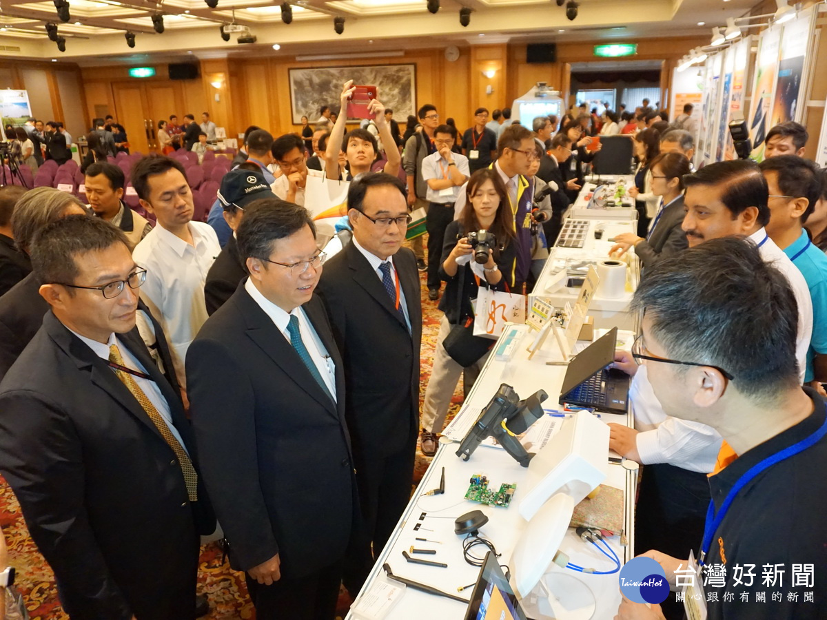 桃園市長鄭文燦參觀企業廠商所展示的最新產品,協助開創跨國性的合作機會。