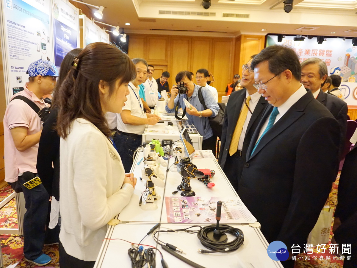 桃園市長鄭文燦參觀企業廠商所展示的最新產品,協助開創跨國性的合作機會。