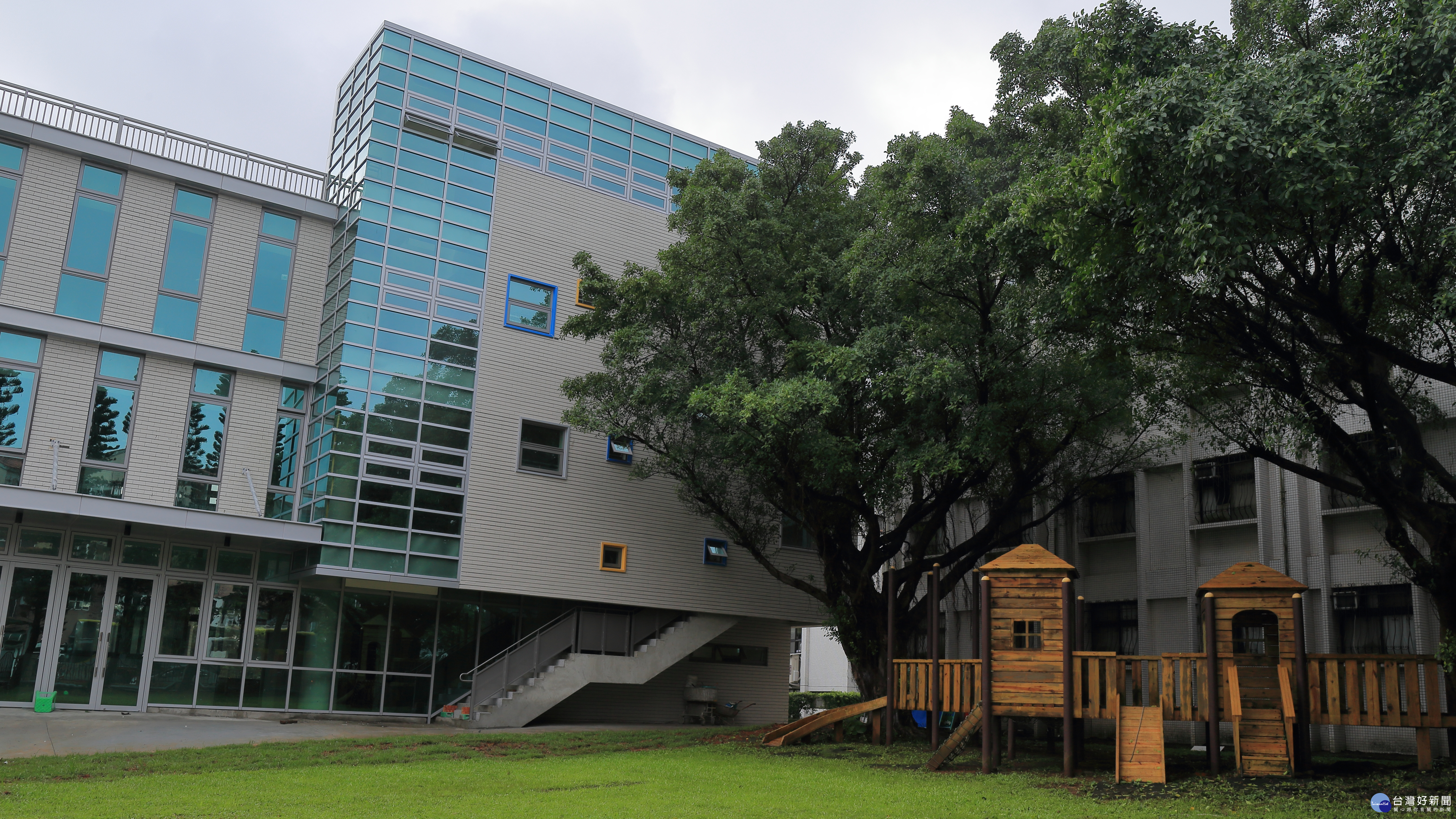 大華小學校舍採用全新建築,設備齊全,校園自然生態資源豐富。