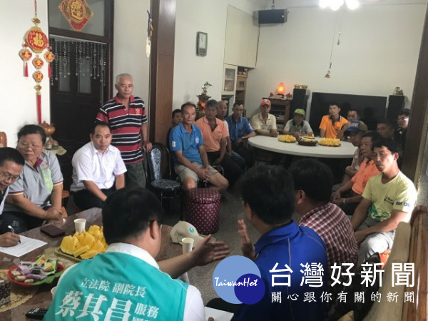 為協助蔥農越堤倒青蔥黃葉免受罰，河川局等單位與農民，十五日進

行協商，擬出造冊讓農民運倒辦法。（記者陳榮昌攝）