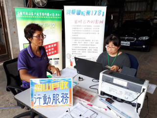 ▲高市民政局為免民眾來回奔波戶政所辦理相關換證事宜，特攜帶行動戶政相關載具到府貼心服務。（圖／記者潘姿瑛攝）