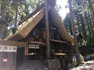 圖說:溪頭妖怪村森林裡的合掌屋造型「目巧克力魔坊」。（記者賴淑禎攝）