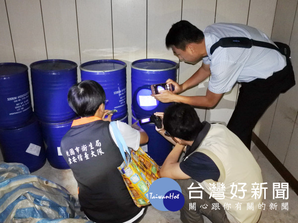 桃市衛生局食安稽查大隊和台北市調處人員在安心豆芽農場查獲大量「保險粉」。