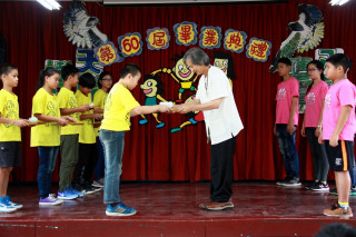 陳錦昌為田豐國小在校生做茶道的傳承。（記者扶小萍攝）