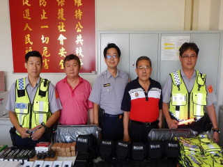 四德警友站捐裝備   林重鎣攝
