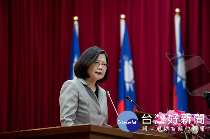 總統蔡英文今（16）日在民視林口數位總部落成啟用典禮」時再度重申，就算面臨許多困難的外在環境，依然堅持到底，絕不屈服於壓力底下。（圖／總統府Flickr）