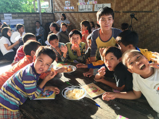 中原大學緬甸海外志工隊與傈僳孤兒院孩子及當地華校中學生分享台灣名產。