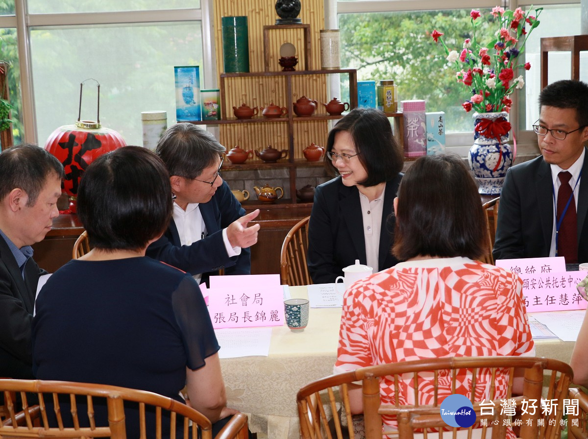 新北市副市長葉惠青帶領2位局長向蔡總統提出多項建言