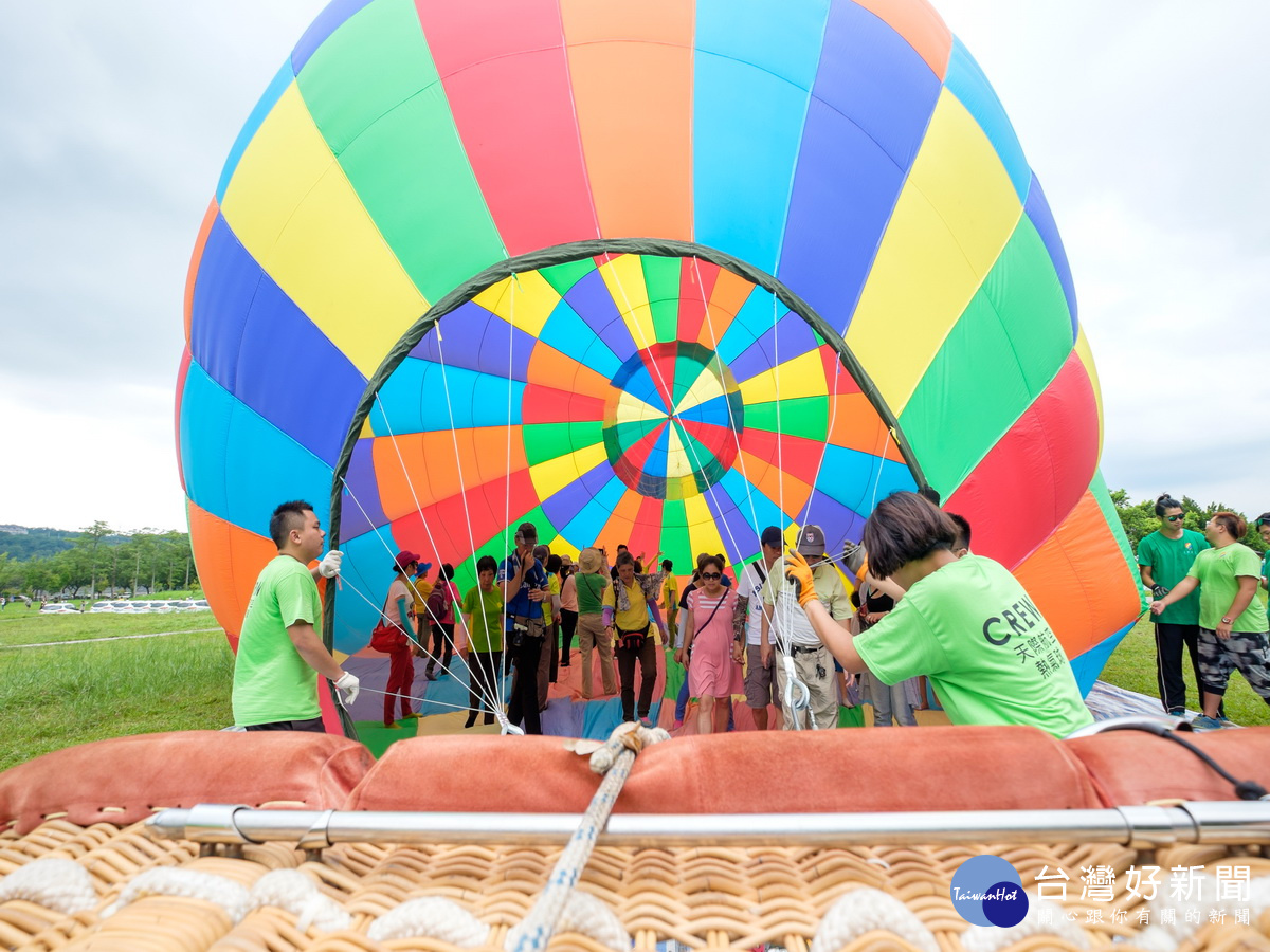 2017桃園石門水庫熱氣球嘉年華民眾可以親自體驗熱氣球如何升空。