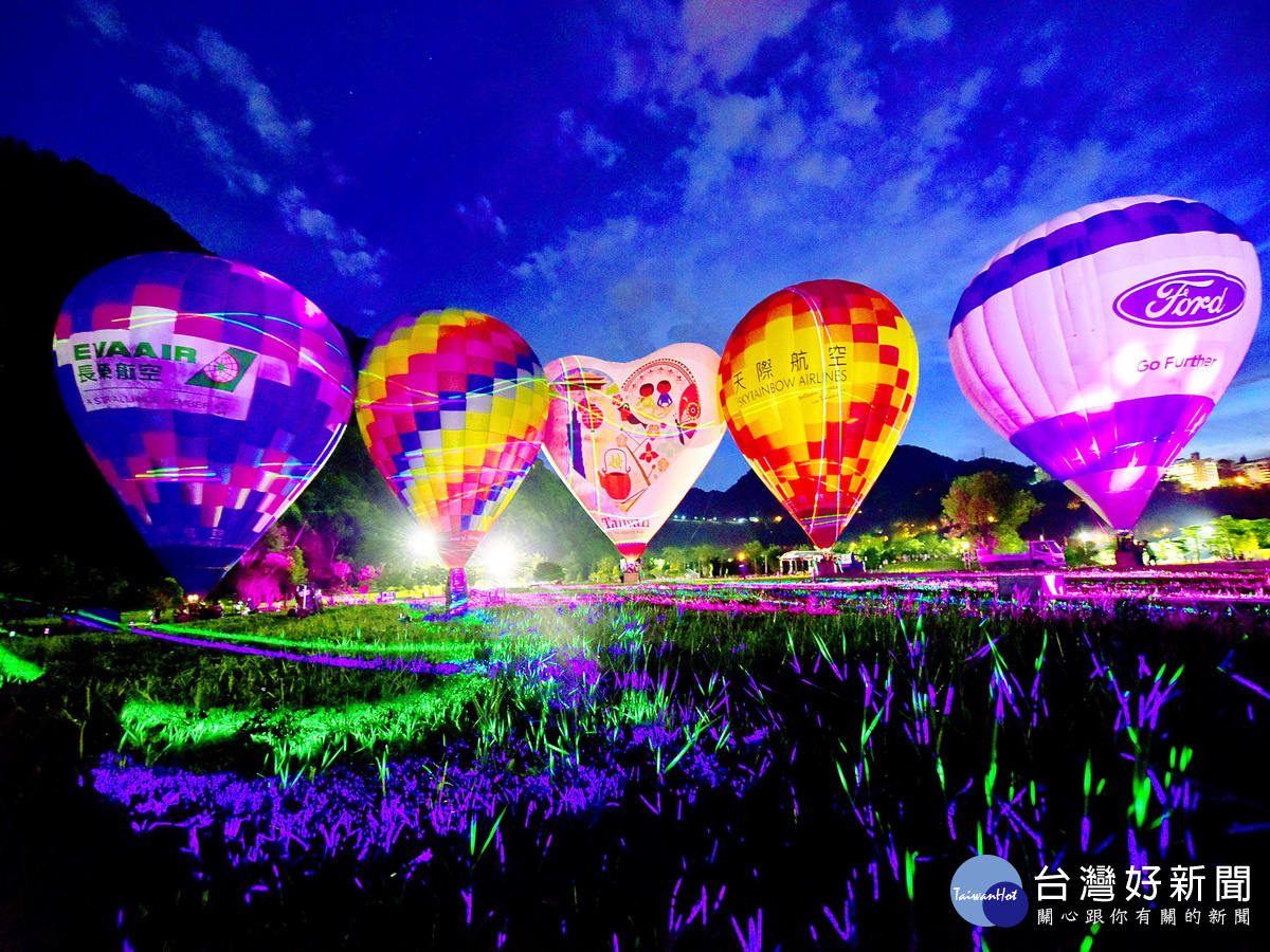 2017桃園石門水庫熱氣球嘉年華還有熱氣球光雕噴火秀。