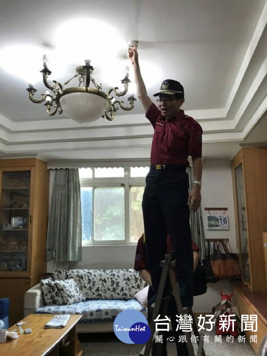 消防局補助安裝的「偵煙式」住警器,可裝設在天花板中間,以免風吹散煙,影響偵測敏感度。