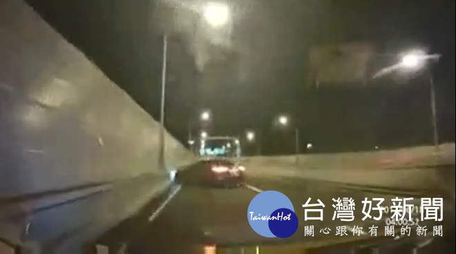 瑪莎拉蒂行經台北市民高架往內湖路段時，疑似在過彎時失控自撞護欄，導致右側車頭嚴重變形、車身板金多處擦傷，（圖／翻攝自爆料公社）