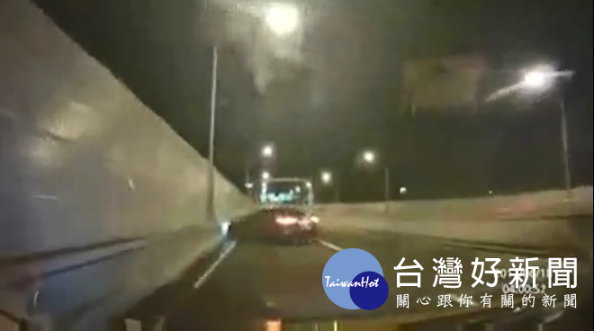 瑪莎拉蒂行經台北市民高架往內湖路段時,疑似在過彎時失控自撞護欄,導致右側車頭嚴重變形、車身板金多處擦傷,(圖/翻攝自爆料公社)