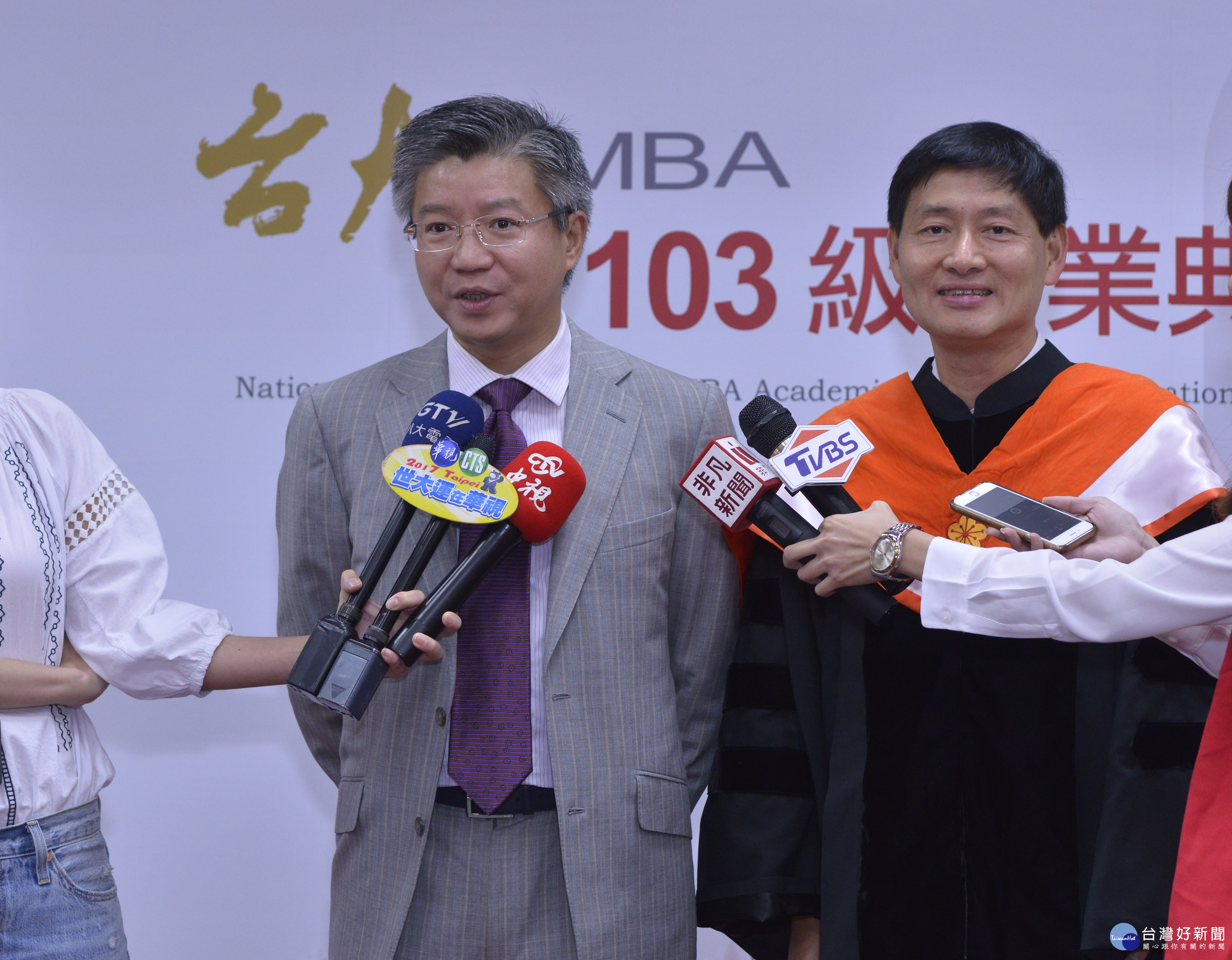上海復旦大學管理學院陸雄文院長(左)與臺灣大學管理學院郭瑞祥院長(右)受訪合照