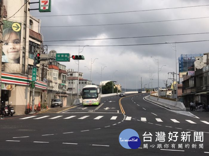 楊梅區校前路交流道道路拓寬工程已竣工,民眾進出五楊高架更方便。