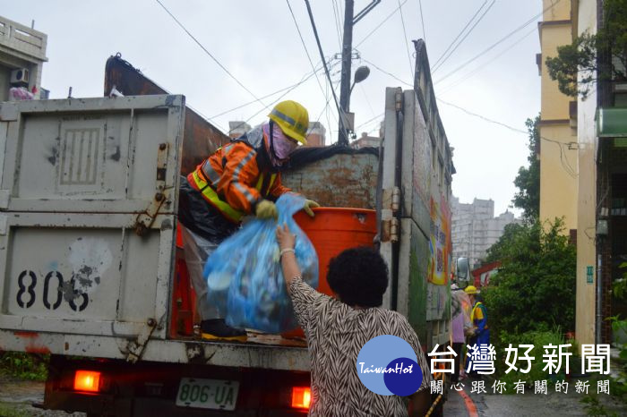 桃園市環保局邀請鄭文燦市長獻「聲」，錄製宣導廣播帶，將性別平等的思維帶入大街小巷。