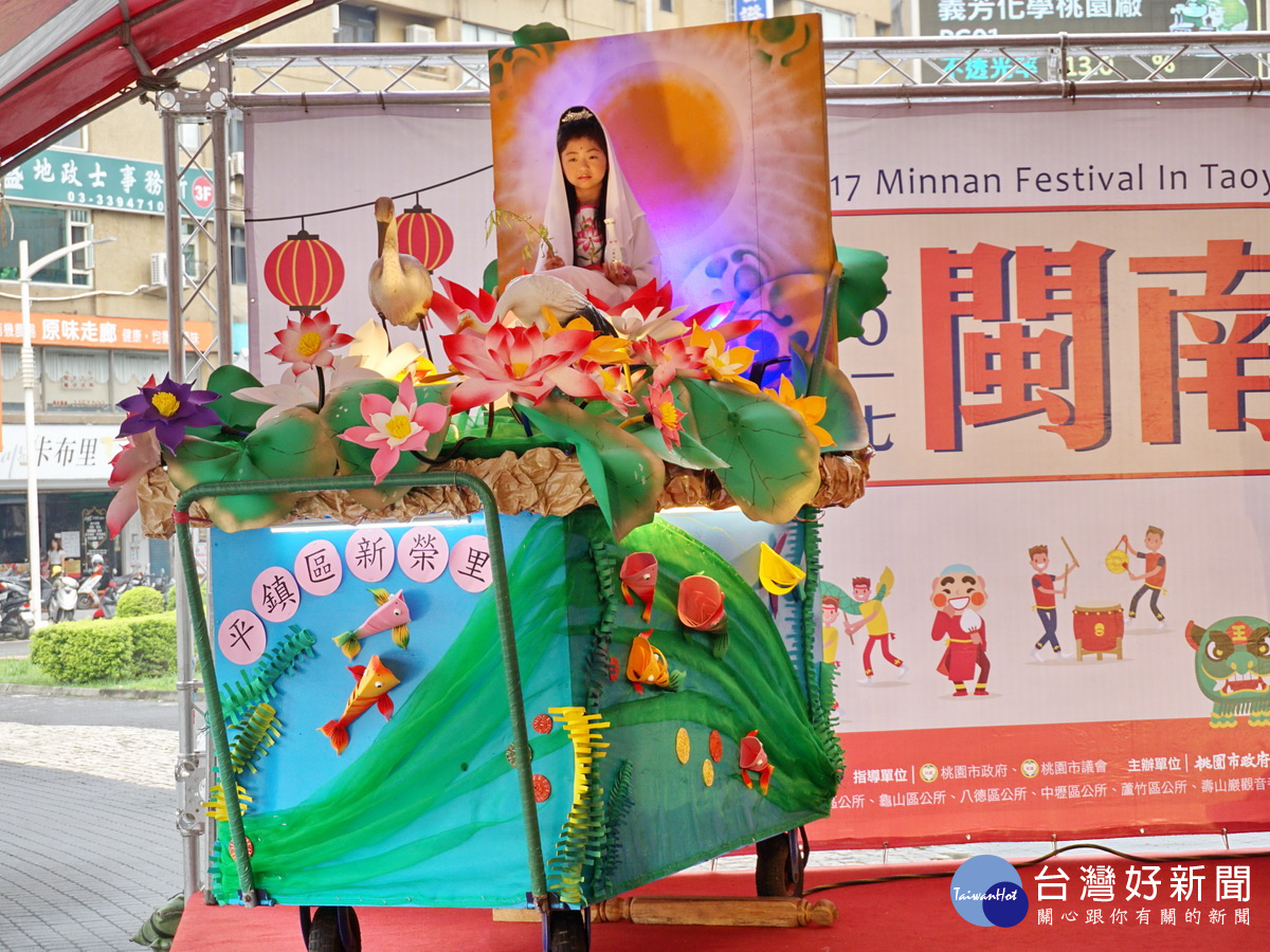 平鎮區新榮里所製作的「蓮花開觀音現‧飛天舞人間」藝閣車。