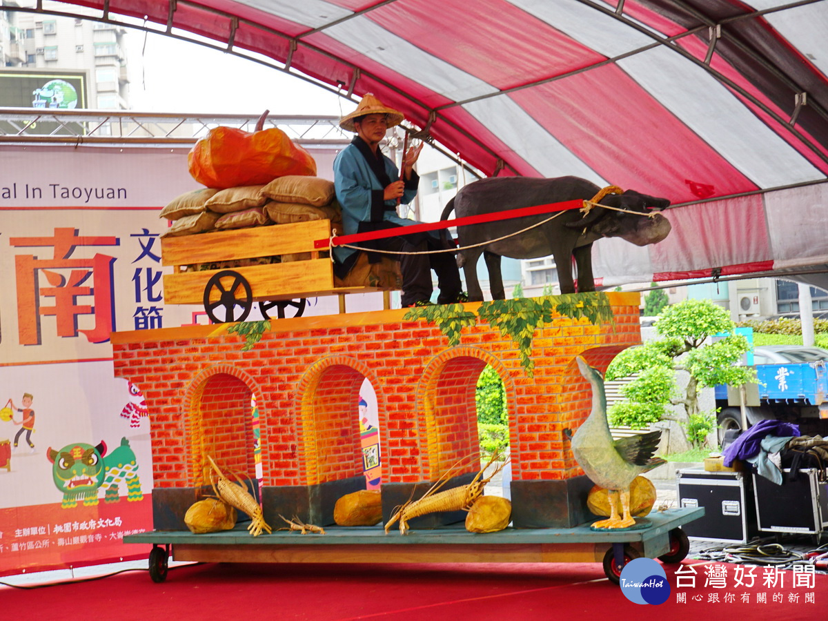 龍潭區建林里所製作的「龍潭大平紅橋」藝閣車。