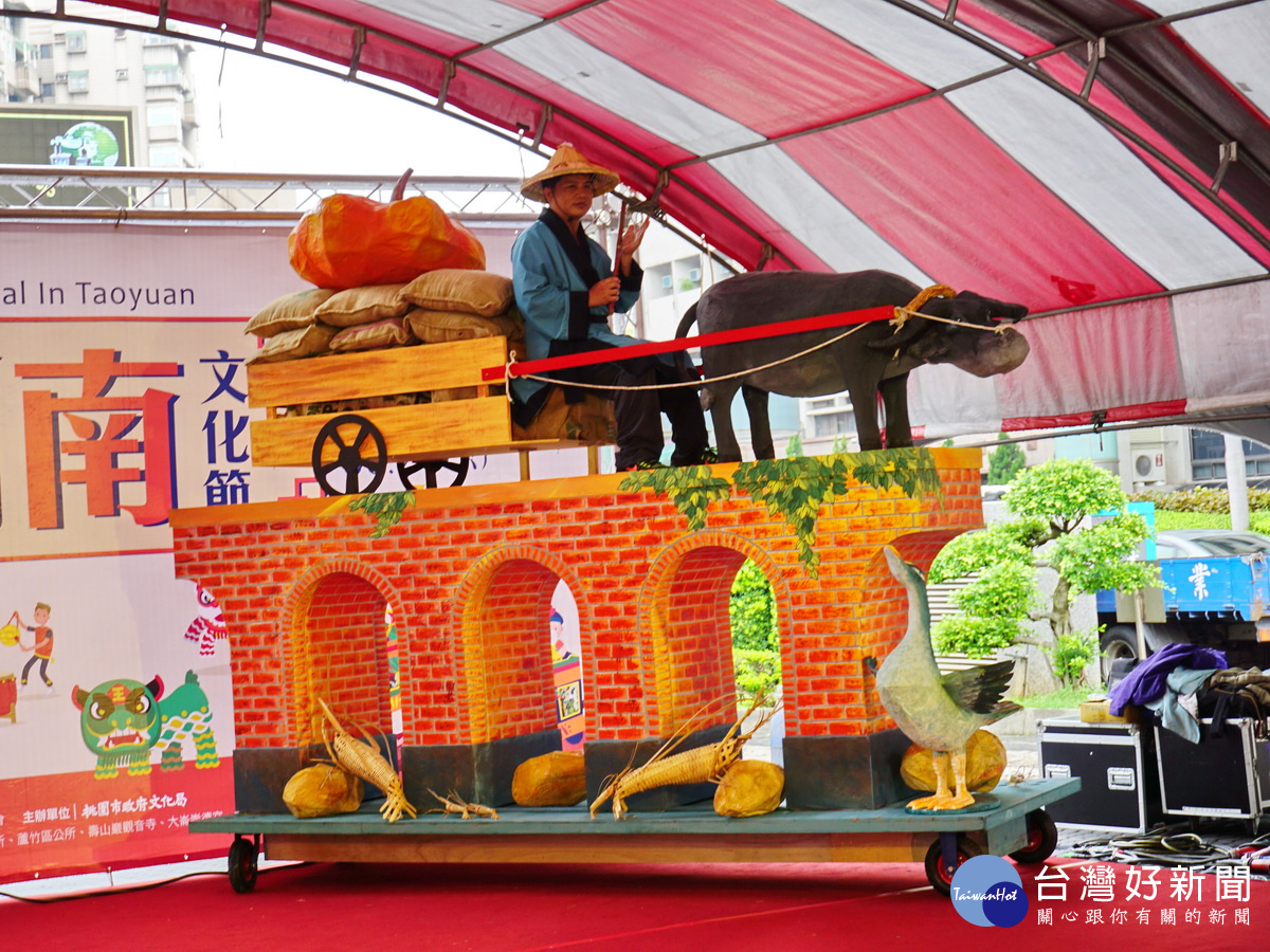 龍潭區建林里所製作的「龍潭大平紅橋」藝閣車。