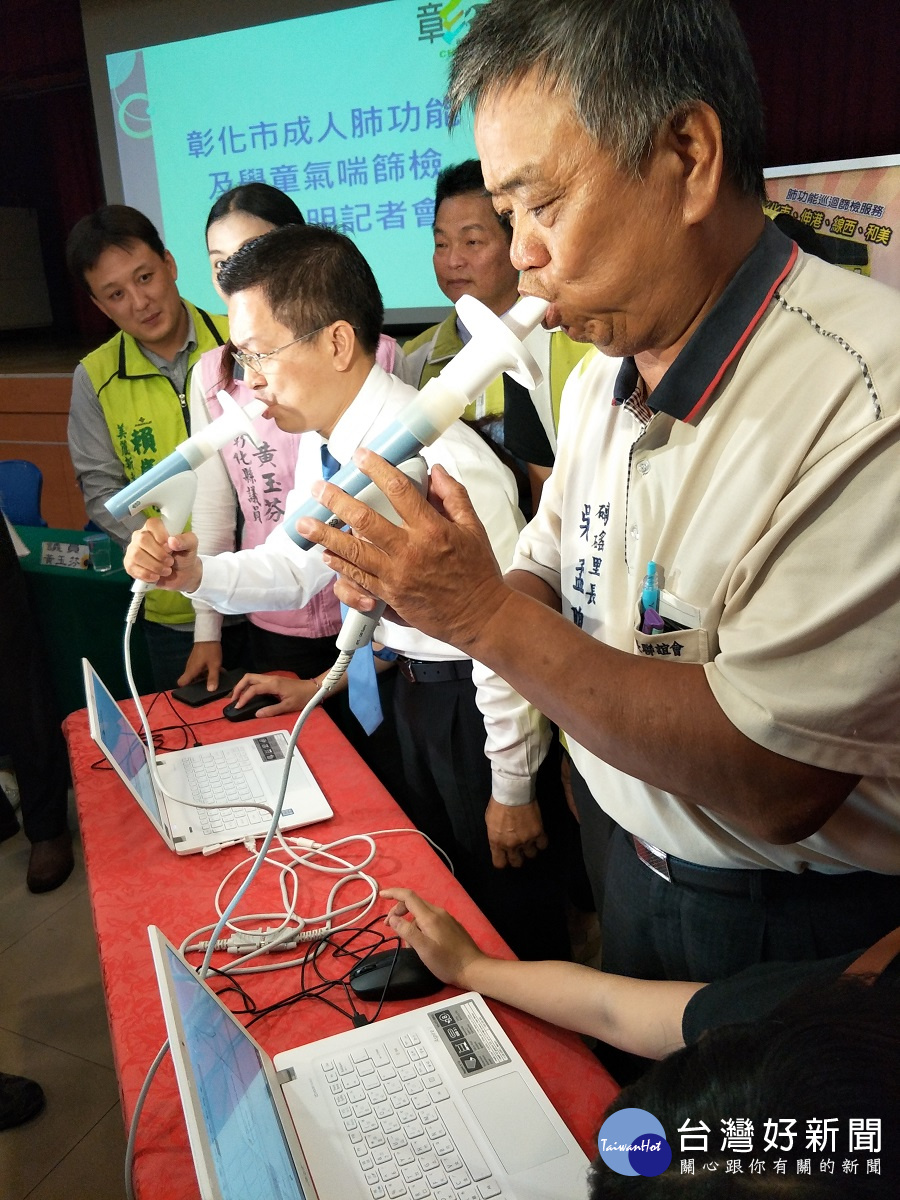 彰化縣長魏明谷今日在成人肺功能及學童氣喘篩檢說明會中，也親自做好篩檢試驗。