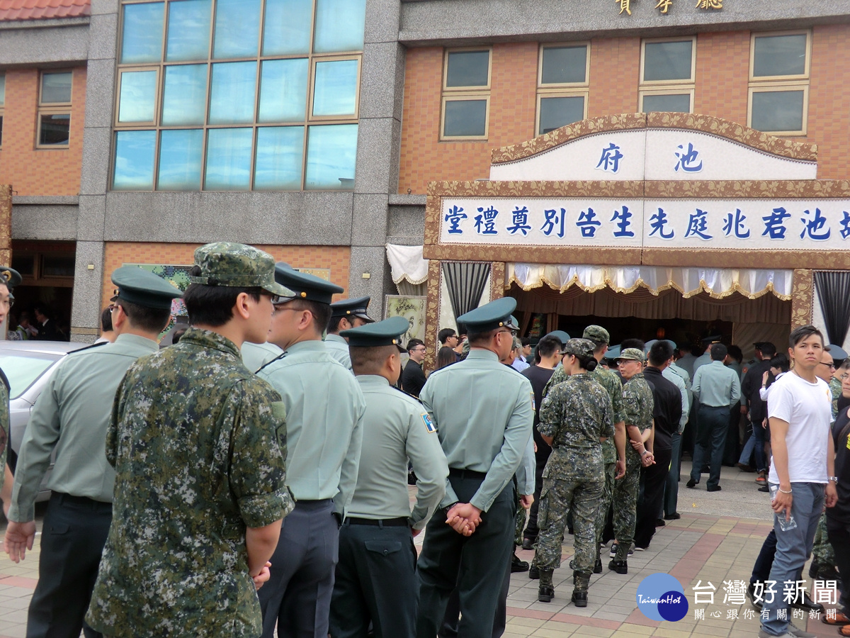 上士積勞成疾過逝頒旌忠狀 軍保公司軍服站同往弔唁