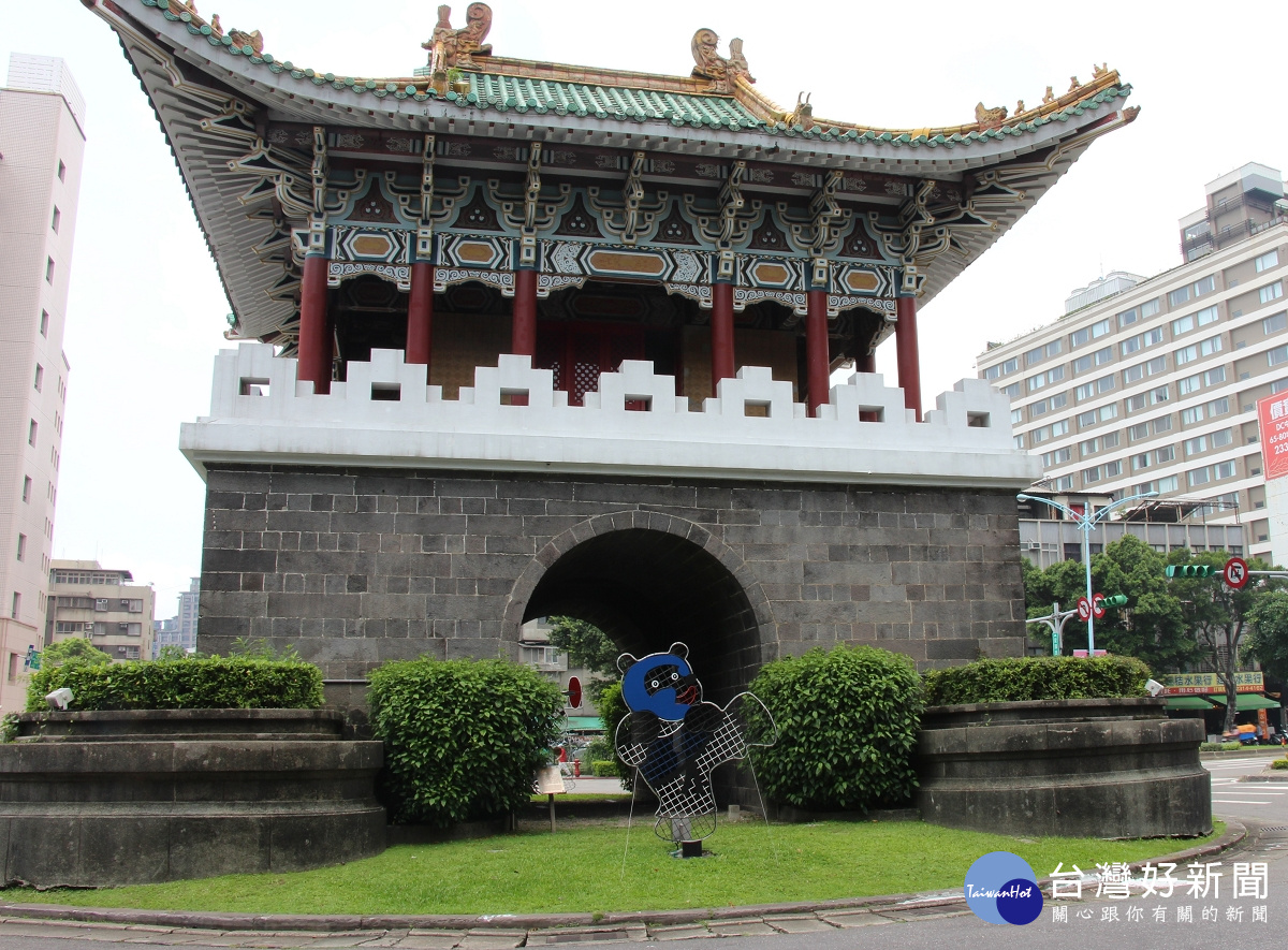 重熙門-城門可清楚看見世大運吉祥物(圖/台北市政府工務局公園路燈工程管理處提供)