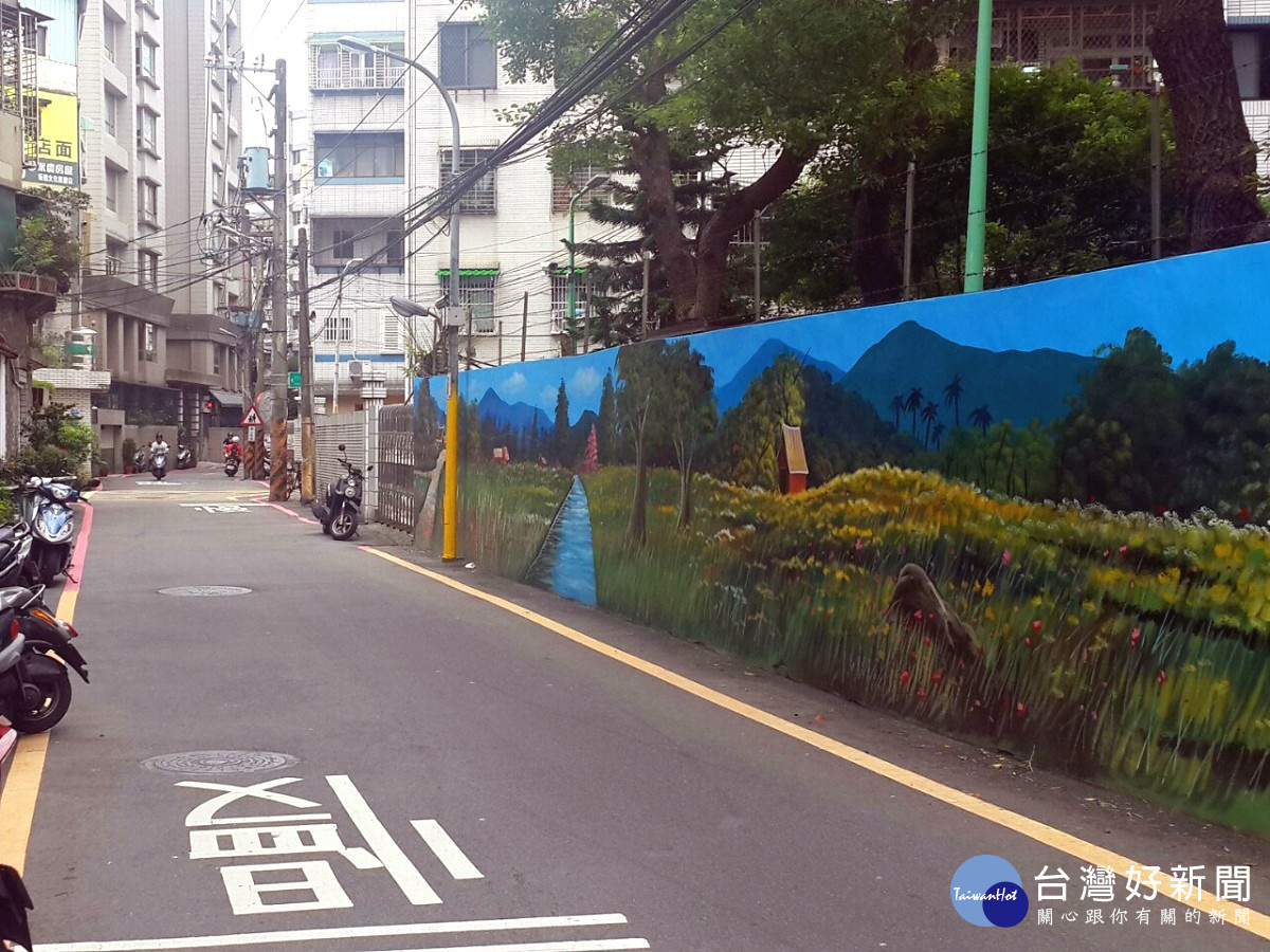 彩繪牆壁在里內漢生西路上。(圖/記者黃竹佑攝)