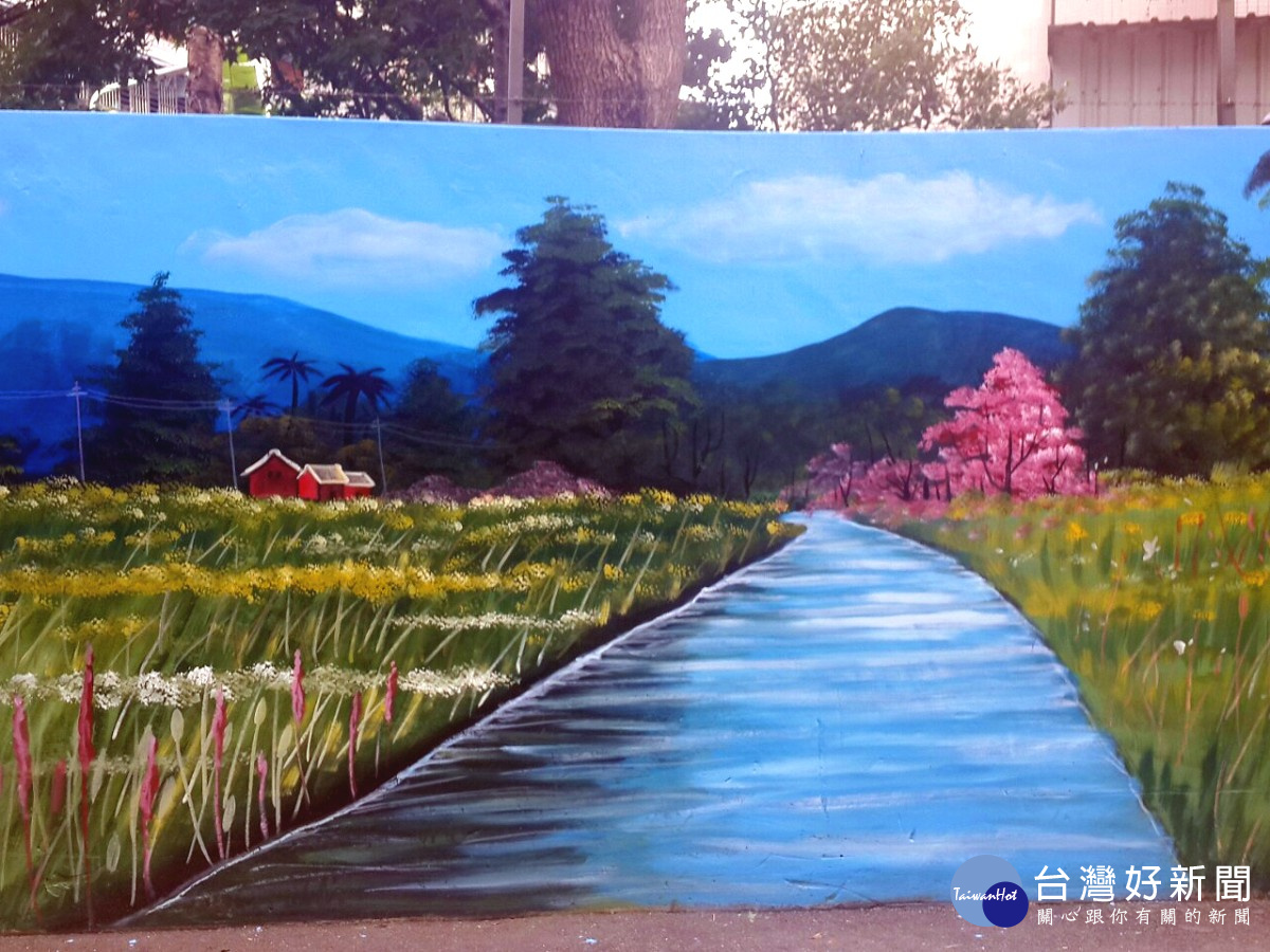 彩繪牆壁描繪早期農村風景。（圖／記者黃竹佑攝）