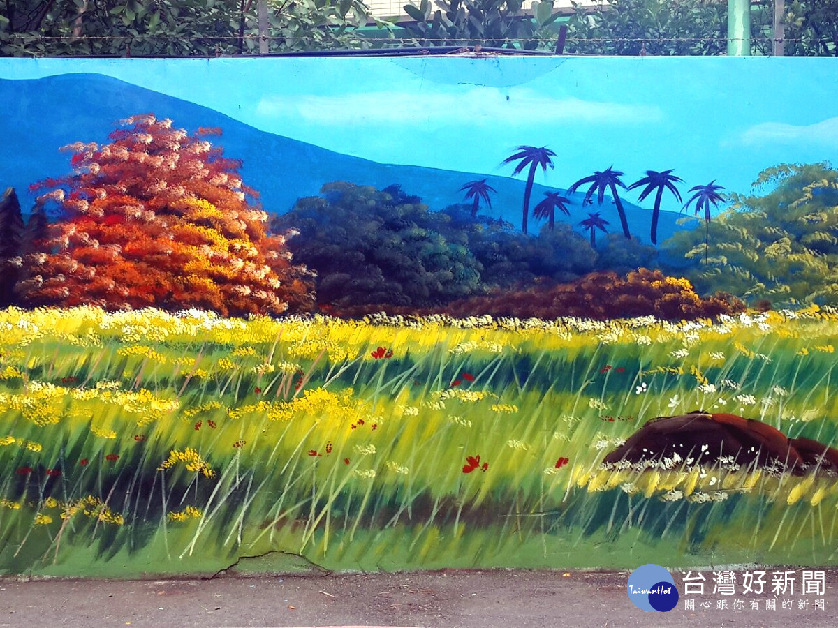 彩繪牆壁描繪早期農村風景。(圖/記者黃竹佑攝)