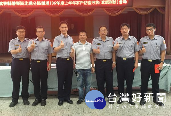 北港分局長李憲蒼頒贈感謝狀,感謝大家投入公益、協助維護社會治安的用心。(記者陳昭宗拍攝)