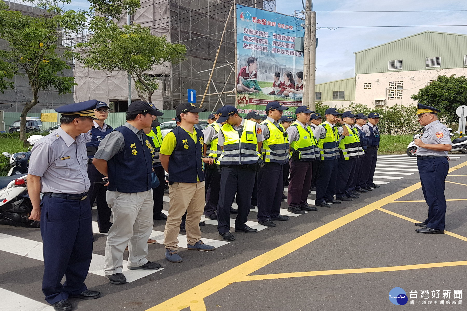 佳里分局長黃智勝(右一)向快速打擊部隊員警精神講 話。