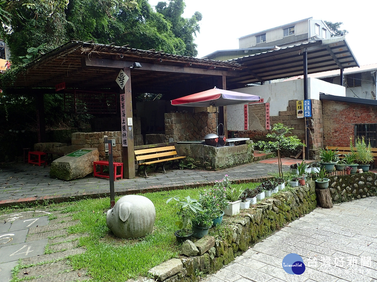 樟樹步道由早期農村意象的茶香豬舍旁進入。（圖／台北市政府工務局大地工程處提供）