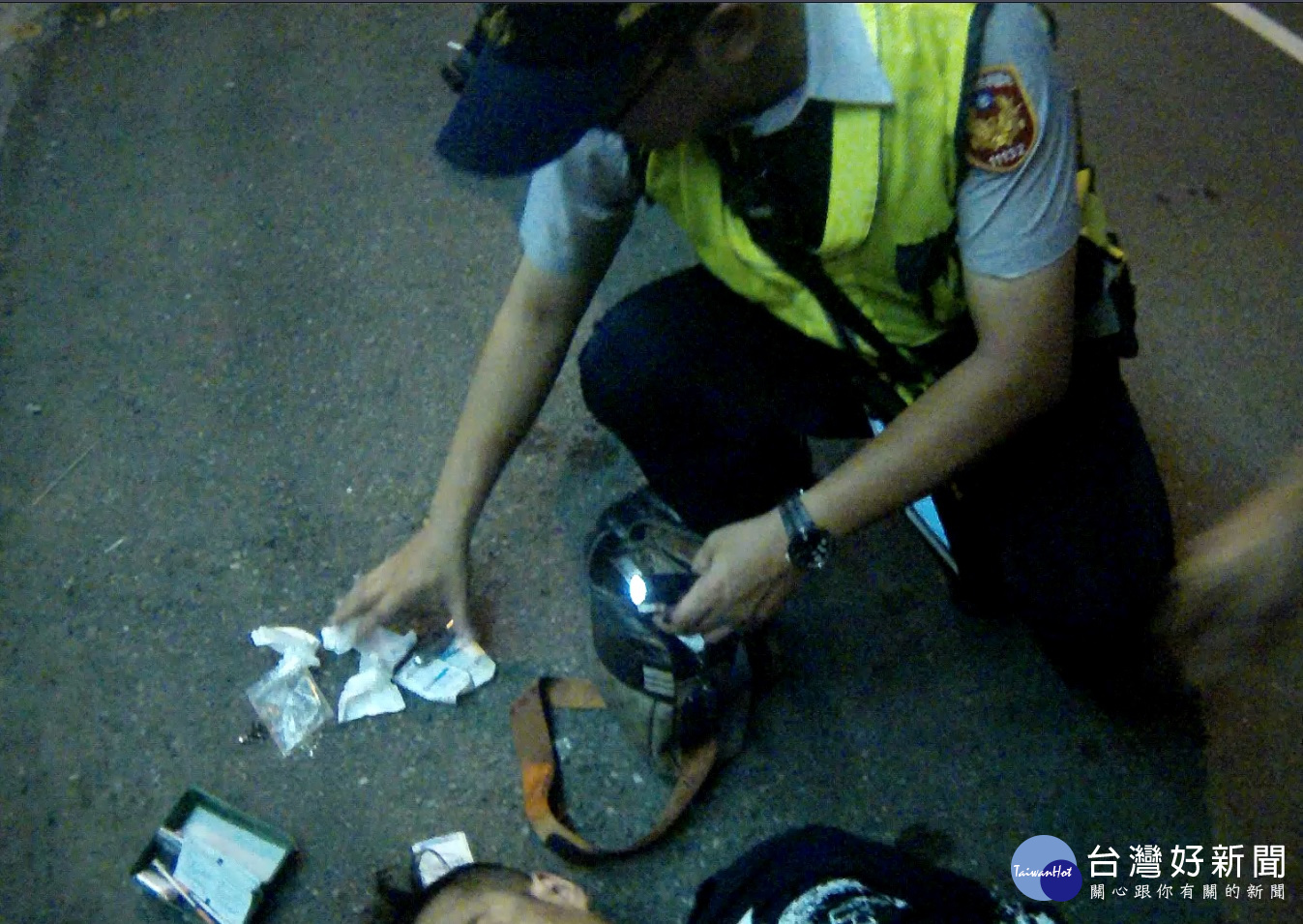 警方當場查獲一級毒品海洛英（重量0.25公克）及注射針筒2支等犯罪證據。