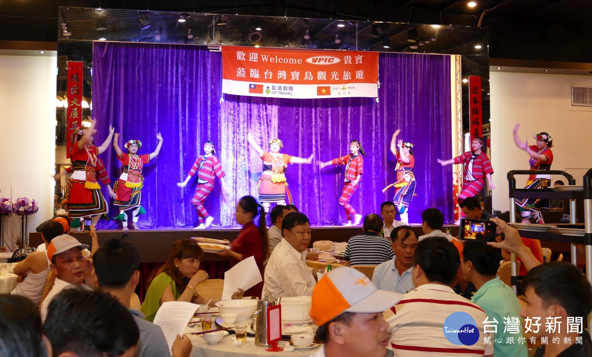 旅遊團中午於埔里鎮蔡記食府享用當地特色餐，現場以原民歌舞表演表示歡迎之意。