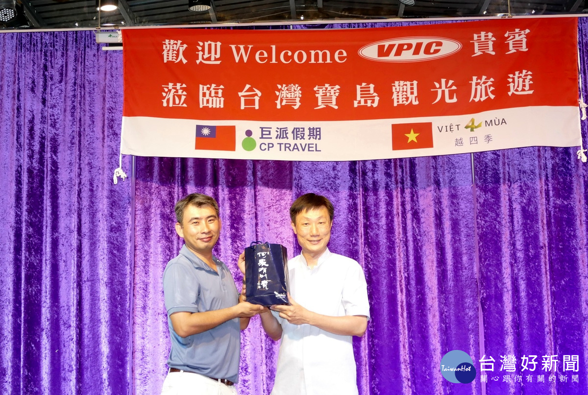 日月潭管理處埔里站主任施宗鴻(右)以在地日月潭紅茶回贈越南勝邦金屬總經理吳明穎。