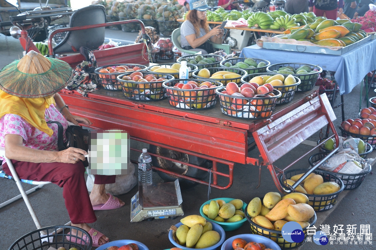 台南玉井芒果批發市場擺滿各種類芒果。（圖／記者黃芳祿攝）