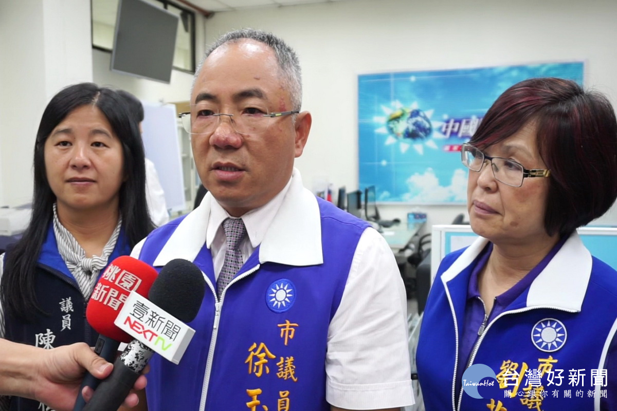 桃園市一天之內驚爆官員涉貪及4死槍擊案,國民黨團議員籲請市長鄭文燦坐鎮市府不要再趴趴走。
