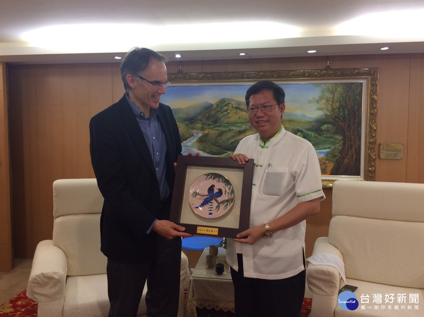 鄭文燦市長致贈台灣藍鵲瓷盤、土產花生糖予美國職棒大聯盟國際副總裁Jim Small。