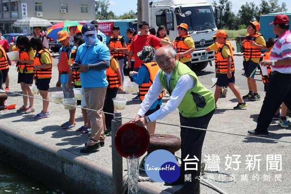 台塑企業積極在麥寮工業區附近海域投入魚苗放流之保育工作，豐富當地漁業資源，提高在地漁民之漁獲。（記者陳昭宗拍攝）