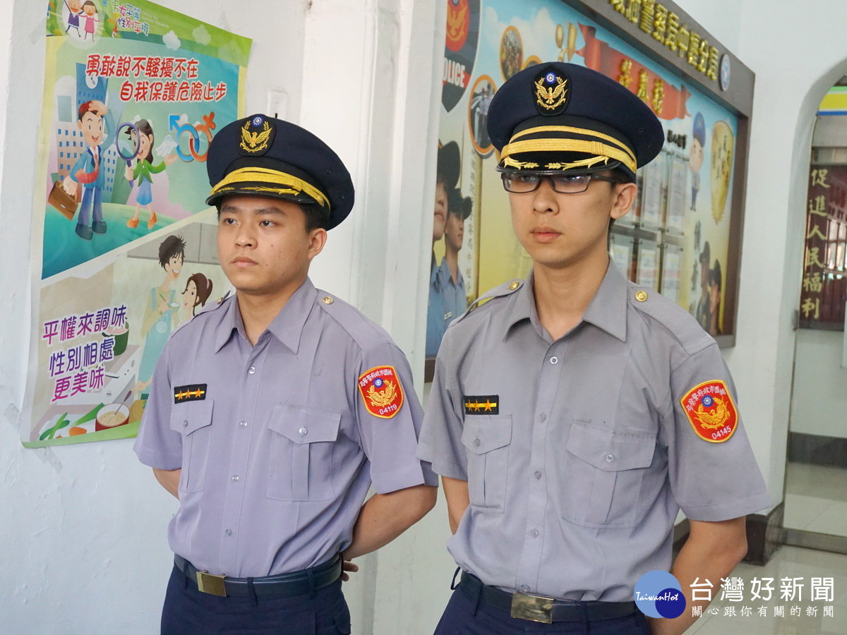 中壢派出所員警白泓翔(右)、陳律君還原追捕張嫌的驚險情形還心有餘悸。