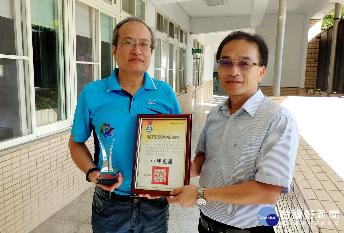 馮松林博士（左）榮獲教育部「杏壇芬芳獎」肯定，校長陳漢銘予以祝賀。