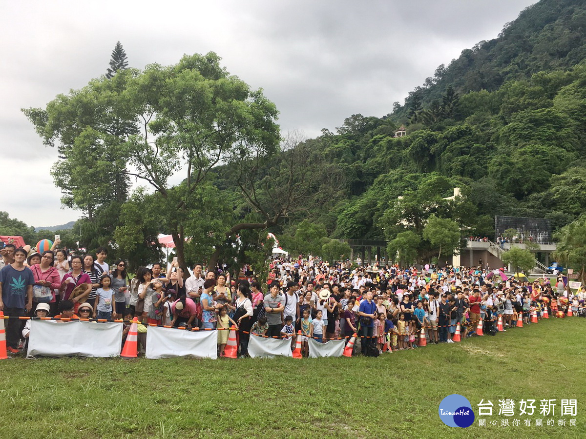 石門水庫熱氣球嘉年華現場湧入4多人,到處人頭攢動好不熱鬧。
